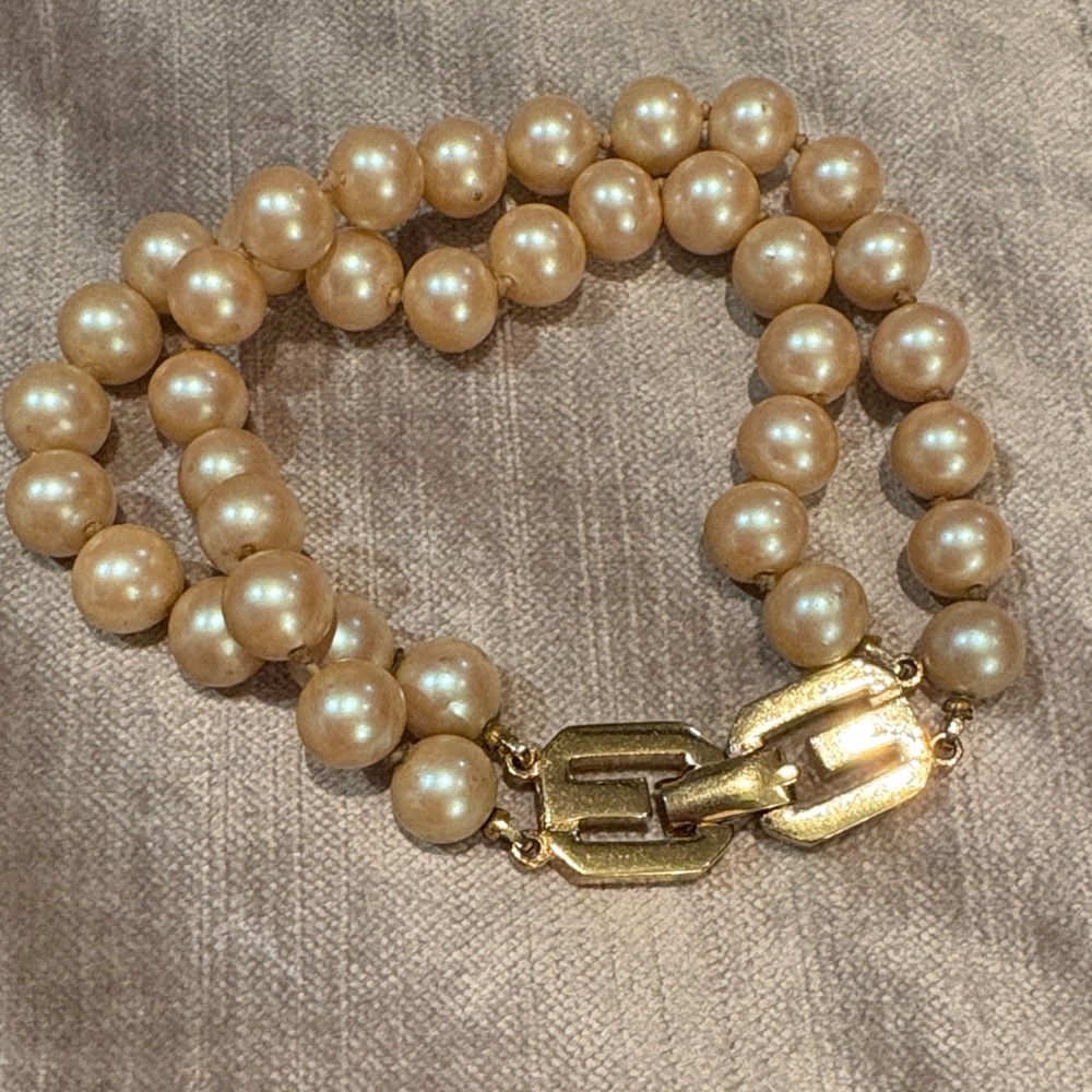 Givenchy 1977 Vintage Cream Pearl Bracelet with Gold Clasp 8.25” GG - Picture 6 of 8